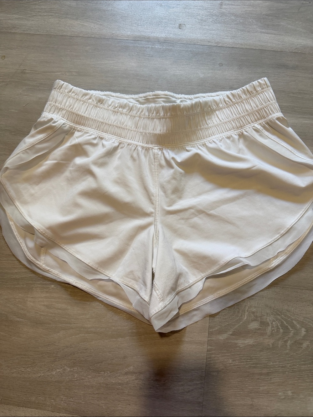 Lululemon white shorts size 6